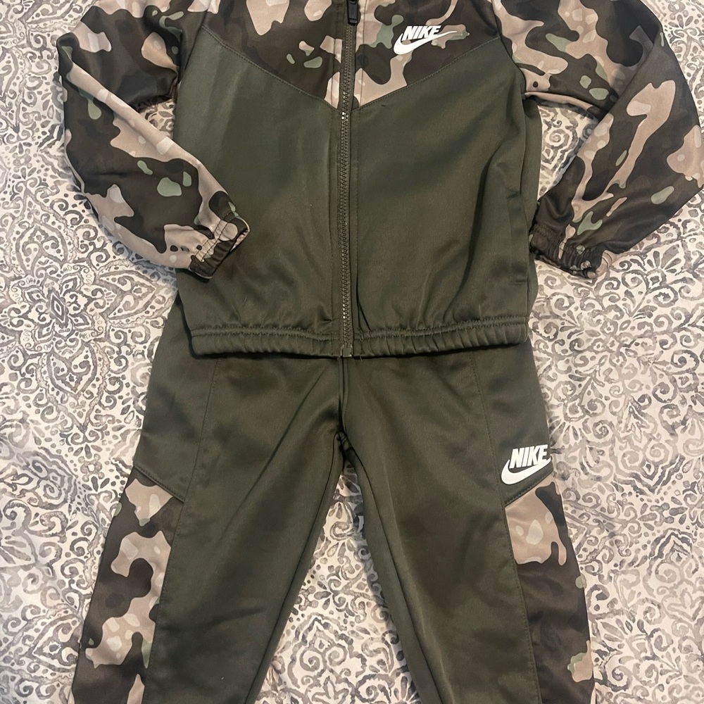 Nike Camo Zip-Up Jacket and Pants Set